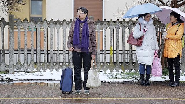 နှစ်သစ်အကြိုညတွင် သူမအိမ်သို့မပြန်နိုင်ရန် မည်သူလုပ်ခဲ့သနည်း