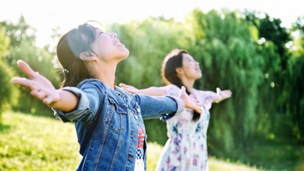 နေရောင်ခြည်ကိုခံစားနေသည်။