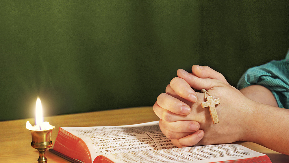 သမ္မာကျမ်းစာက၊ “ဖြောင့်မတ်ရာသို့ ရောက်ခြင်းငှာ စိတ်နှလုံးဖြင့် ယုံကြည်ရ၏။ ကယ်တင်ခြင်းသို့ ရောက်ခြင်းငှာ နှုတ်ဖြင့် ဝန်ခံရ၏” (ရောမ ၁ဝ:၁၀) ဟု ဆိုလေသည်။ သခင်ယေရှုက ကျွန်ုပ်တို့၏ အပြစ်များမှ ကျွန်ုပ်တို့ကို ဖြေလွှတ်ခဲ့ပြီး ယုံကြည်ခြင်းမှတဆင့် ကျွန်ုပ်တို့ကို ဖြောင့်မတ်သောသူ ဖြစ်စေသည်ကို ကျွန်ုပ်တို့ ယုံကြည်ကြပါသည်။ ထို့အပြင်၊ တစ်စုံတစ်ဦးက တစ်ကြိမ်ကယ်တင်ခံရလျှင်၊ ထာဝရ ကယ်တင်ခံရပြီး၊ သခင် ပြန်ကြွလာသည့်အခါ ကျွန်ုပ်တို့သည် ချက်ချင်း ချီဆောင်ခံရလိမ့်မည်ဖြစ်ပြီး ကောင်းကင်နိုင်ငံတော်ထဲသို့ ဝင်ရောက်ကြလိမ့်မည်ဟု ကျွန်ုပ်တို့ ယုံကြည်ကြသည်။