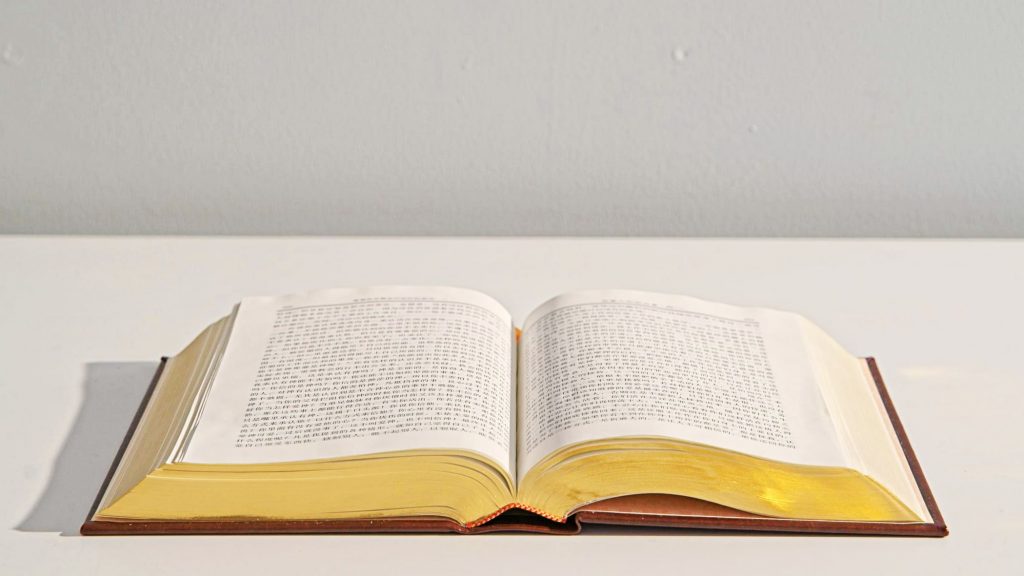 ဘုရားသခင်သည် ပညတ်တော်ခေတ် အမှုတော်ကို လုပ်ဆောင်ရန် မောရှေကို အသုံးပြုခဲ့၏၊ သို့ဆိုလျှင် နောက်ဆုံးသော ကာလတွင် သူ၏ တရားစီရင်ခြင်း အမှုတော်ကို လုပ်ဆောင်ဖို့ ဘုရားသခင်သည် အဘယ်ကြောင့် လူတို့ကို အသုံးမပြုပါသနည်း။ ယင်းကို သူကိုယ်တိုင်လုပ်ဆောင်ဖို့ လူ့ဇာတိဖြစ်လာဖို့ရန် အမှန်တကယ်လိုအပ်ပါသလား။ လူ့ဇာတိခံ ဘုရားသခင်နှင့် ဘုရားသခင် အသုံးပြုသော လူတို့ကြား ပဓာနကျသော ကွာခြားချက်မှာ အဘယ်နည်း။