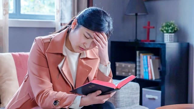 နောက်ဆုံးသော ကာလ တရားစီရင်ခြင်း အမှုတော်ကို လုပ်ဆောင်ဖို့ ဘုရားသခင်သည် လူသားအဖြစ် လူ့ဇာတိဖြစ်လာပြီဟု သင်တို့ သက်သေခံကြသည်၊ သို့သော် ဘာသာရေး သင်းအုပ်ဆရာများနှင့် အကြီးအကဲအများစုက သခင်ယေရှုသည် မိုးတိမ်များဖြှင့် ပြန်ကြွလာလိမ့်မည်ဟု ခံယူထားကြသည်။ ၎င်းတို့က ဤအရာကို “ခံတော်မူသောထိုယေရှုသည် သင်တို့မျက်မှောက်၌ ကောင်းကင်သို့ ကြွသွား တော်မူသည်နည်းတူ တဖန်ကြွလာတော်မူလတံ့။” (တမန်တော်ဝတ္ထု ၁:၁၁) “ကြည့်ရှုလော့။ မိုးတိမ်နှင့်တကွ ကြွလာတော်မူသည်ဖြစ်၍၊ ရှိသမျှသောသူတို့သည် ကိုယ်တော်ကို ရှုမြင်ရကြလိမ့်မည်။” (ဗျာဒိတ် ၁:ရ) ဟူသည့် သမ္မာကျမ်းချက်များပေါ် အဓိက အခြေပြုထားသည်။ ထို့အပြင်၊ ဘာသာရေး သင်းအုပ်ဆရာများနှင့် အကြီးအကဲများက မိုးတိမ်များဖြင့် ကြွမလာသည့် မည်သည့် သခင်ယေရှုမဆို အယောင်ဆောင်ဖြစ်ပြီး ငြင်းပယ်ရမည်ဟုလည်း ကျွန်ုပ်တို့ကို သွန်သင်သည်။ ထို့ကြောင့်၊ ဤအမြင်က သမ္မာကျမ်းစာနှင့် ကိုက်သည် မကိုက်သည်ကို ကျွန်ုပ်တို့ မသေချာကြပါ၊ ဤသို့သော သိနားလည်မှုမျိုးသည် မှန်ပါသလား၊ မမှန်ပါသလား။