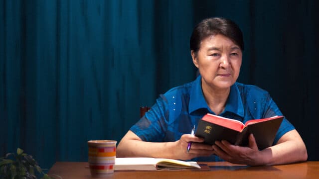 သခင်ယေရှုသည် ဘုရားသခင်၏ လူ့ဇာတိခံယူခြင်း ဖြစ်သည်ကို ကျွန်ုပ်တို့အားလုံး သိကြပါသည်။ သူ၏ အမှုတော်ကို ပြည့်စုံစေလျက်၊ သူသည် ကားစင်တင်ခံခဲ့ရပြီးနောက်၊ သူ၏ တပည့်တော်များအားလုံးရှေ့ ပေါ်ထွန်းလျက် ရှင်ပြန်ထမြောက်ခဲ့ပြီး၊ သူ၏ ဘုန်းသရေရှိသော ဝိညာဉ်ခန္ဓာဖြင့် ကောင်းကင်သို့ တက်ကြွသွားခဲ့သည်။ သမ္မာကျမ်းစာက၊ “အို ဂါလိလဲလူတို့၊ အဘယ်ကြောင့် ကောင်းကင်သို့ ကြည့်မျှော်လျက် နေကြသနည်း။ သင်တို့နှင့်ခွာ၍ ကောင်းကင်သို့ဆောင်ယူခြင်းကို ခံတော်မူသော ထိုယေရှုသည် သင်တို့မျက်မှောက်၌၊ ကောင်းကင်သို့ ကြွသွားတော်မူသည်နည်းတူ တစ်ဖန်ကြွလာတော်မူလတ္တံ့။” (တမန်တော်ဝတ္တု ၁:၁၁) ဟု ဆိုသကဲ့သို့ပင် ဖြစ်သည်။ ထို့ကြောင့်၊ သခင် တစ်ဖန်ပြန်ကြွလာသည့်အခါ၊ ယင်းမှာ လူသားထံ ပေါ်ထွန်းသော သူ၏ ရှင်ပြန်ထမြောက်သည့် ဝိညာဉ်ခန္ဓာဖြစ်လိမ့်မည်ဟု သမ္မာကျမ်းစာက အတည်ပြုပါသည်။ နောက်ဆုံးသောကာလတွင်၊ ဘုရားသခင်သည် တရားစီရင်ခြင်းအမှုကို လုပ်ဆောင်ဖို့ရန် အဘယ်ကြောင့် လူသား၏ အသွေးအသားပုံသဏ္ဍာန်ဖြင့် လူ့ဇာတိခံယူခဲ့ပါသနည်း။ သခင်ယေရှု၏ ရှင်ပြန်ထမြောက်သော ဝိညာဉ်ခန္ဓာနှင့် လူသားအဖြစ် သူ၏ လူ့ဇာတိခံယူခြင်းတို့ကြား ကွဲပြားခြားနားချက်မှာ အဘယ်နည်း။