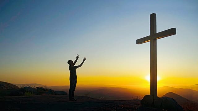 သမ္မာကျမ်းစာထဲတွင်၊ “ထိုအခါ အသက်ရှင်၍ ကျန်ကြွင်းသော ငါတို့သည် အာကာသကောင်းကင်၌ သခင်ဘုရားထံတော်သို့ ရောက်စေခြင်းငှါ၊ ထိုသူတို့နှင့်တကွ မိုဃ်းတိမ်ပေါ်သို့ ချီဆောင်ခြင်းကို ခံရသောအားဖြင့် သခင်ဘုရားနှင့် အတူ အစဉ်မပြတ် နေရကြလိမ့်မည်။” (၁ သက် ၄:၁၇) ဟု ရေးထားသည့်အတွက် သခင့်၏ ပြန်ကြွလာခြင်းမှာ ယုံကြည်သူများ ကောင်းကင်နိုင်ငံထဲသို့ တိုက်ရိုက် ချီဆောင်ခံရမည်ကို ဆိုလိုသည်ဟု ကျွန်ုပ်တို့ ယုံကြည်ကြသည်။ သခင်ယေရှု ပြန်ကြွလာပြီဟု သင်တို့ သက်သေခံကြသည်၊ သို့ဆိုလျှင် အဘယ်ကြောင့် ကျွန်ုပ်တို့ ကမ္ဘာမြေပေါ်တွင် ယခုရှိကြပြီး ချီဆောင်မခံရသေးသနည်း။